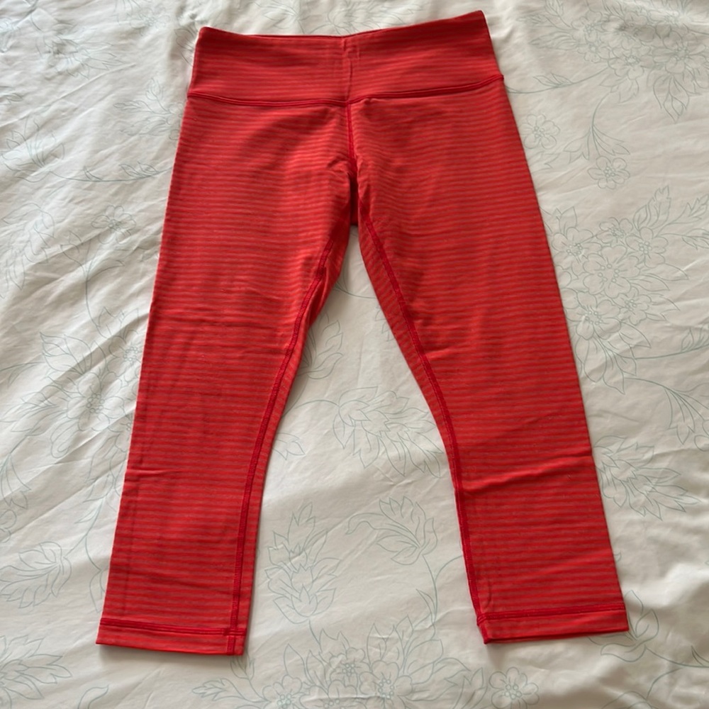 Lulu Red striped capri leggings size 6